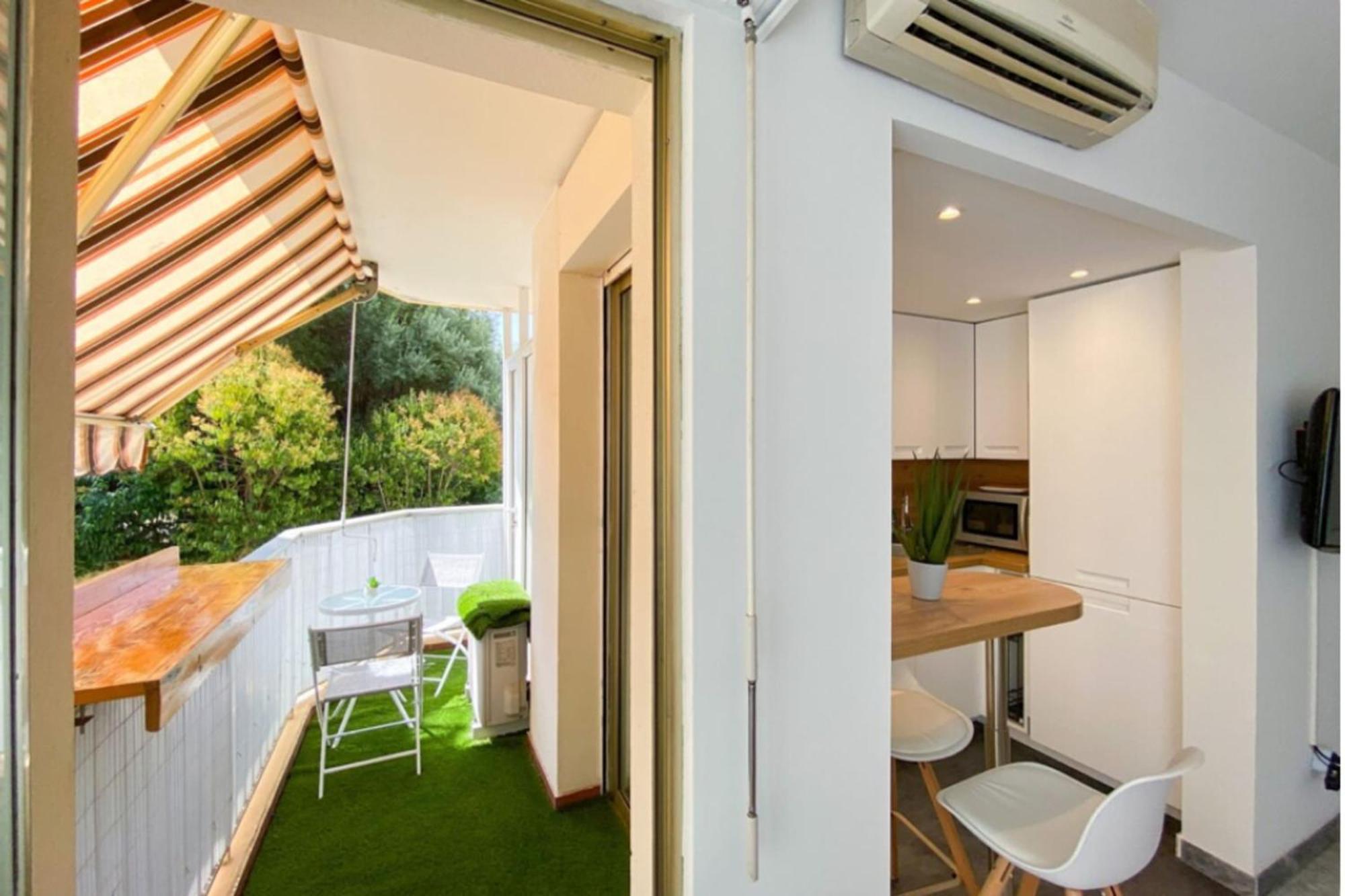 Appartement Charming Flat With Balcony In Juan Les Pins *