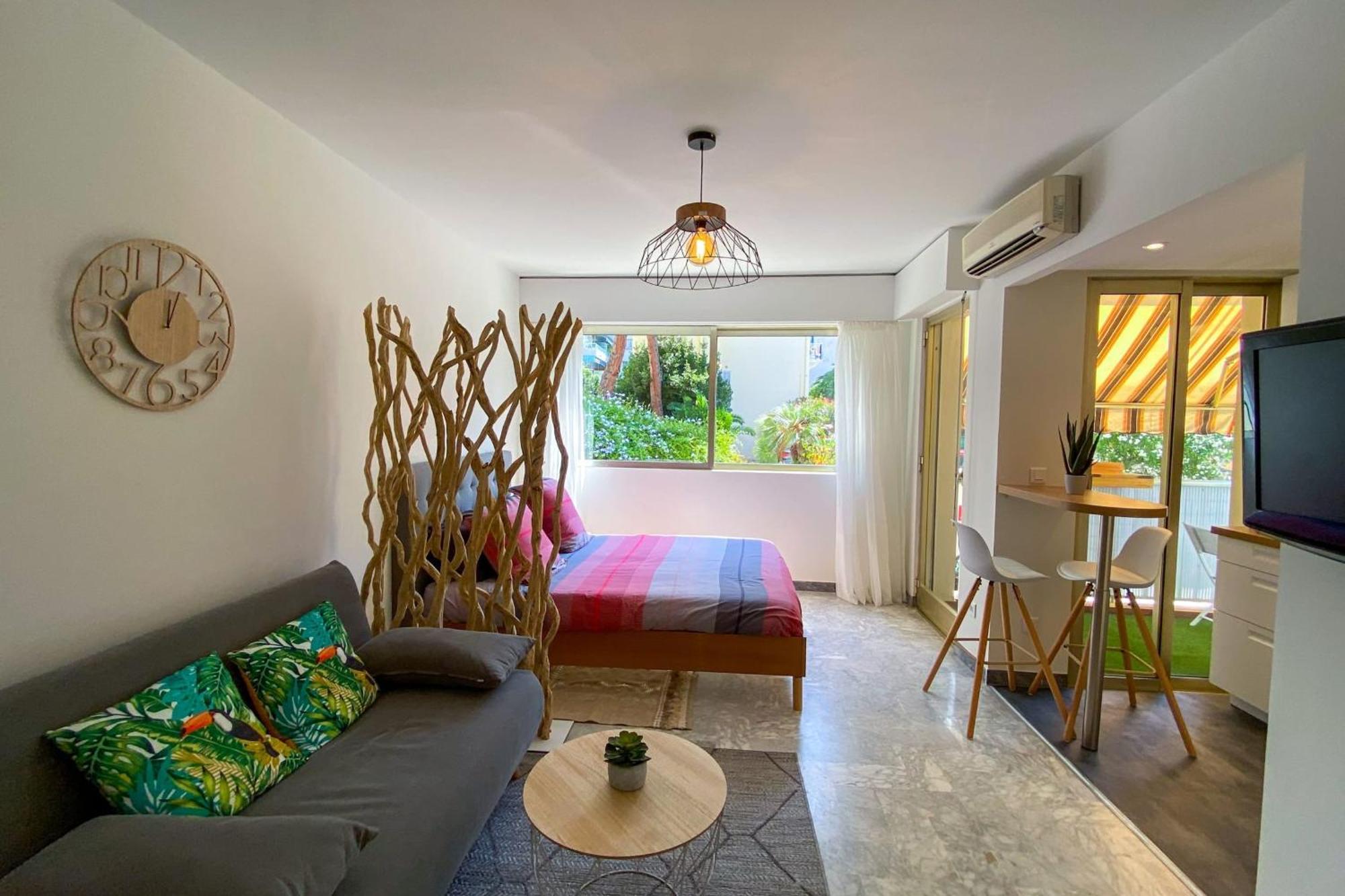 Appartement Charming Flat With Balcony In Juan Les Pins *